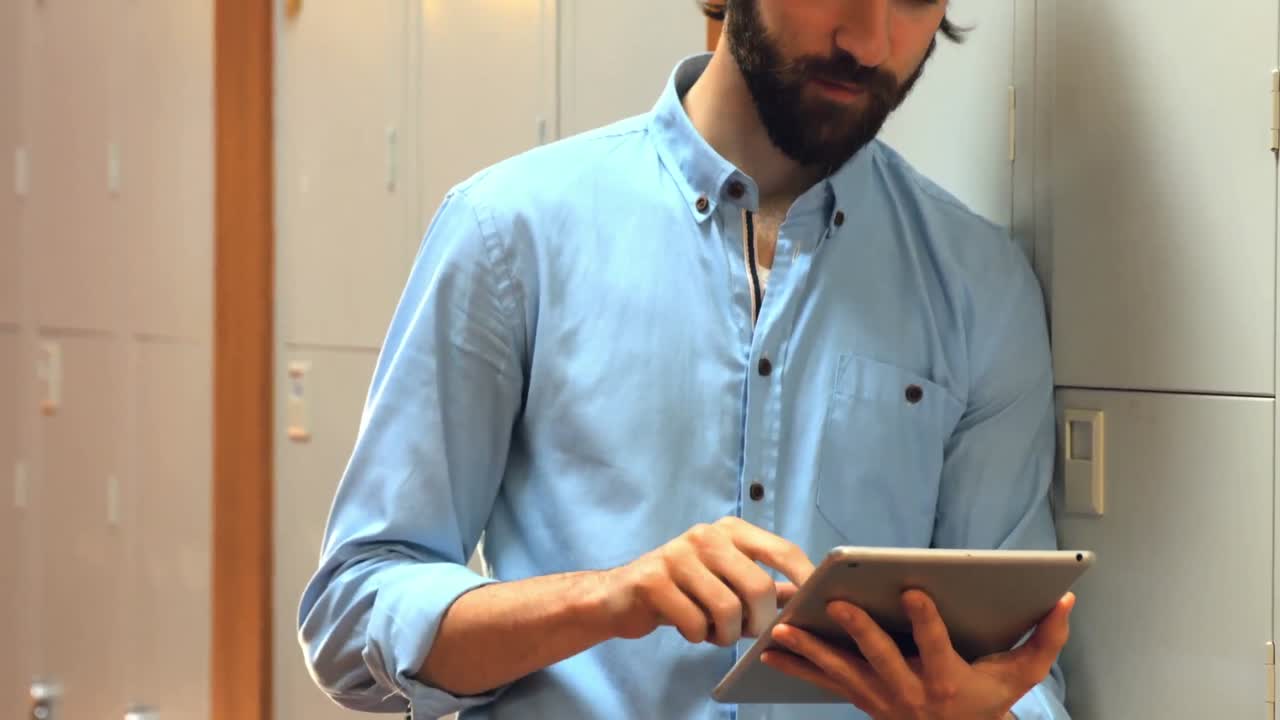 estudiante sonriente usando su tableta
