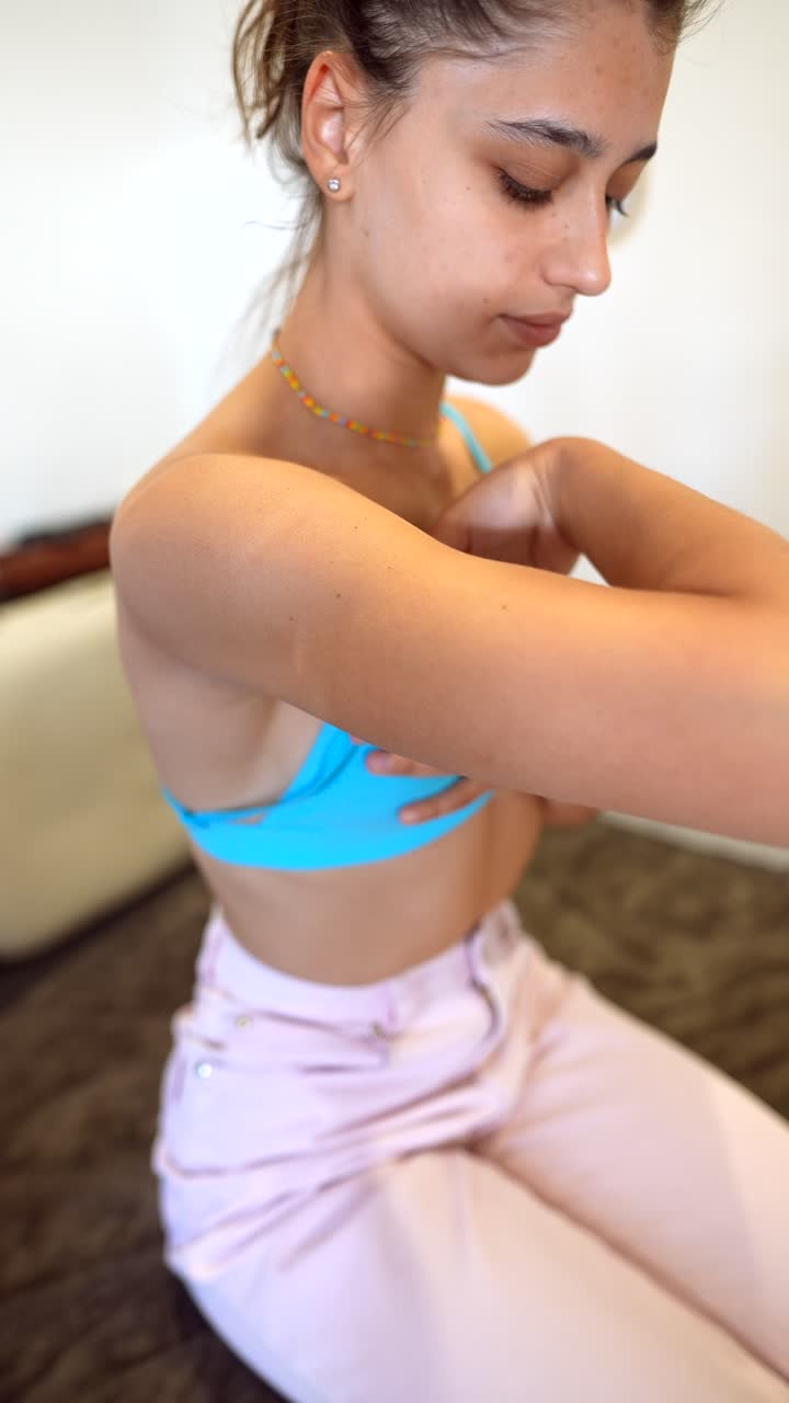chica adolescente ajustando el sostén