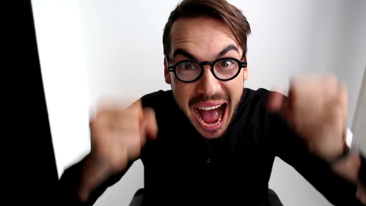 청한 사업가들이 타이핑을 하고 환호하고