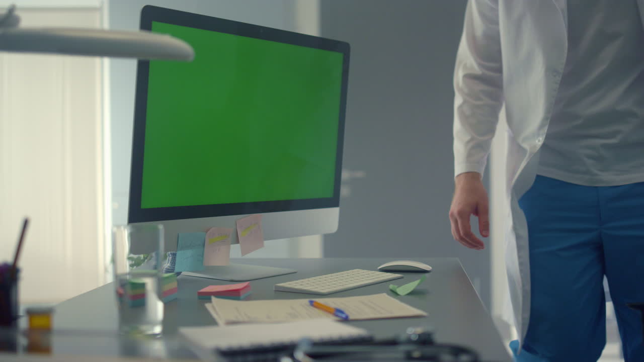 monitor de computadora de pantalla verde en línea reunión médico trabajando en la clínica de cerca.