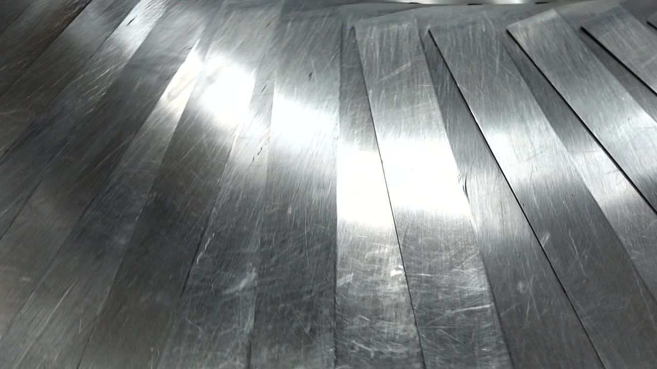 Recebendo bagagem no aeroporto. Passageiros esperam pela bagagem após a chegada.