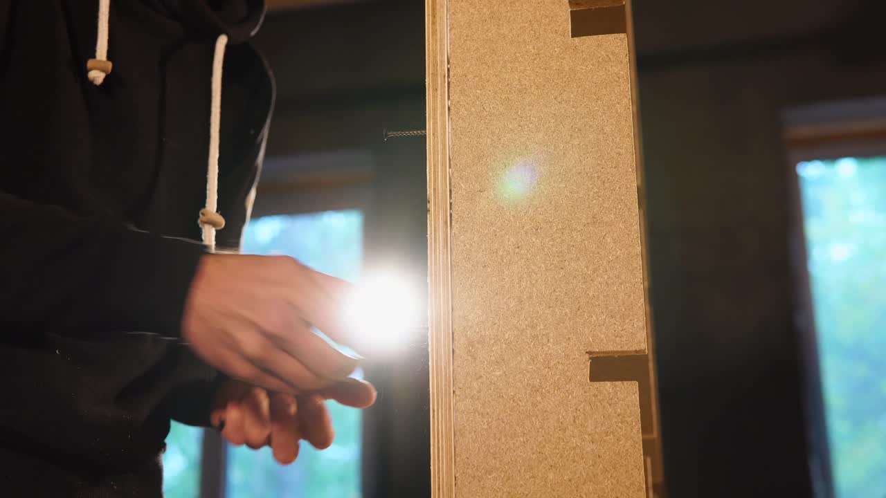 드릴로 목조 가구를 조립하는 것