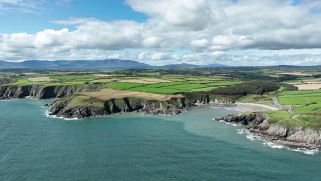 Costa-De-Drones-De-Irlanda-Panorama-De-La-Costa-De-Cobre-De-Waterford-Y-La-Cordillera-De-Comeragh-Como-Telón-De-Fondo