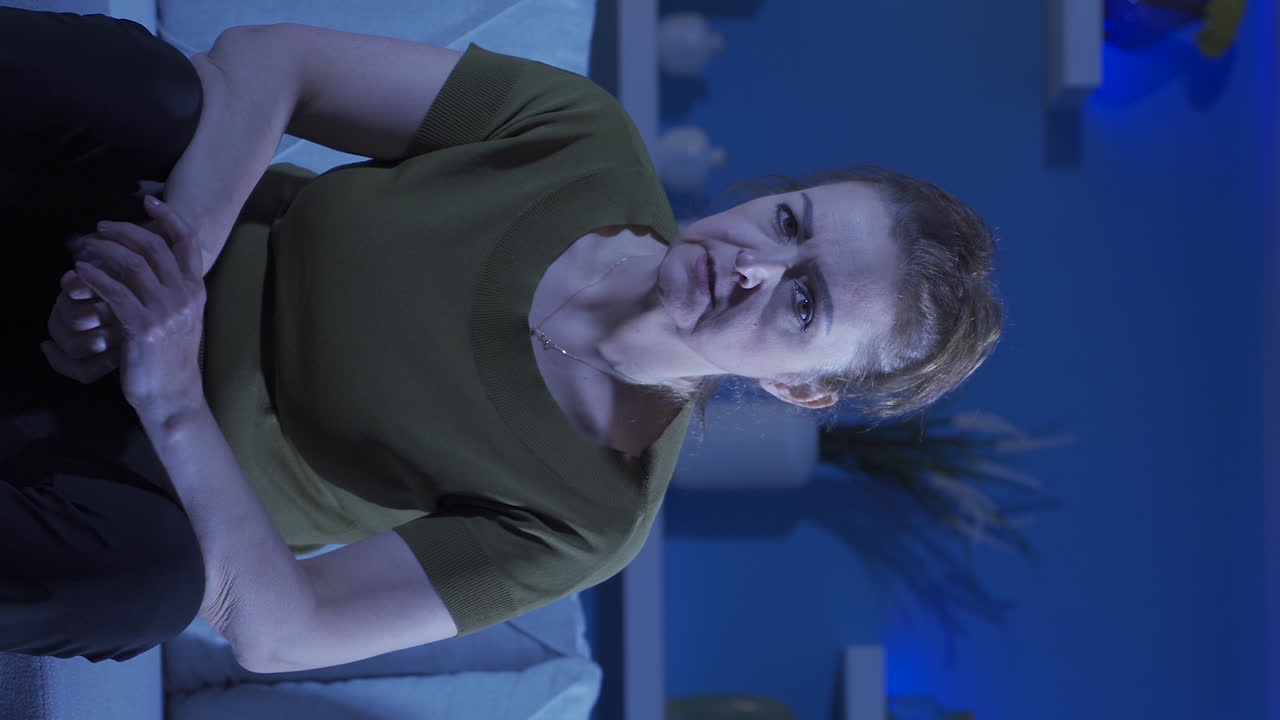 video vertical de una mujer mirando a la cámara con problemas.