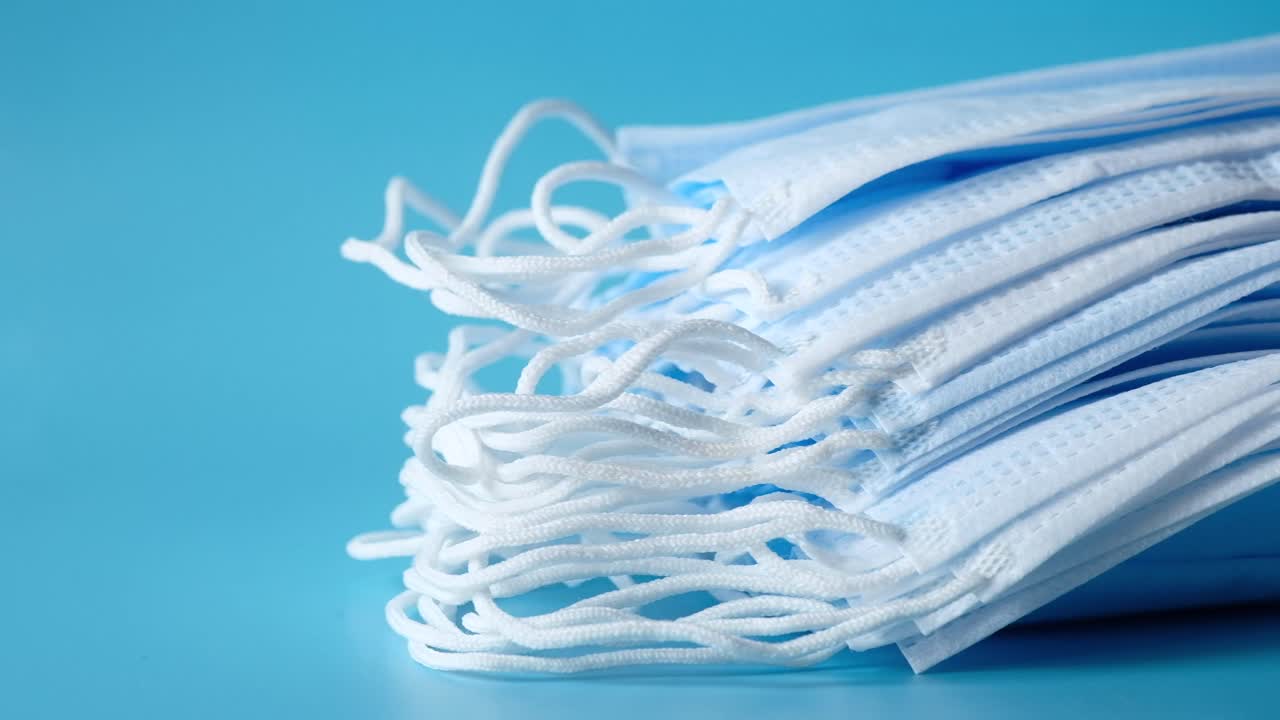 파란색 일회용 얼굴 마스크의 어리