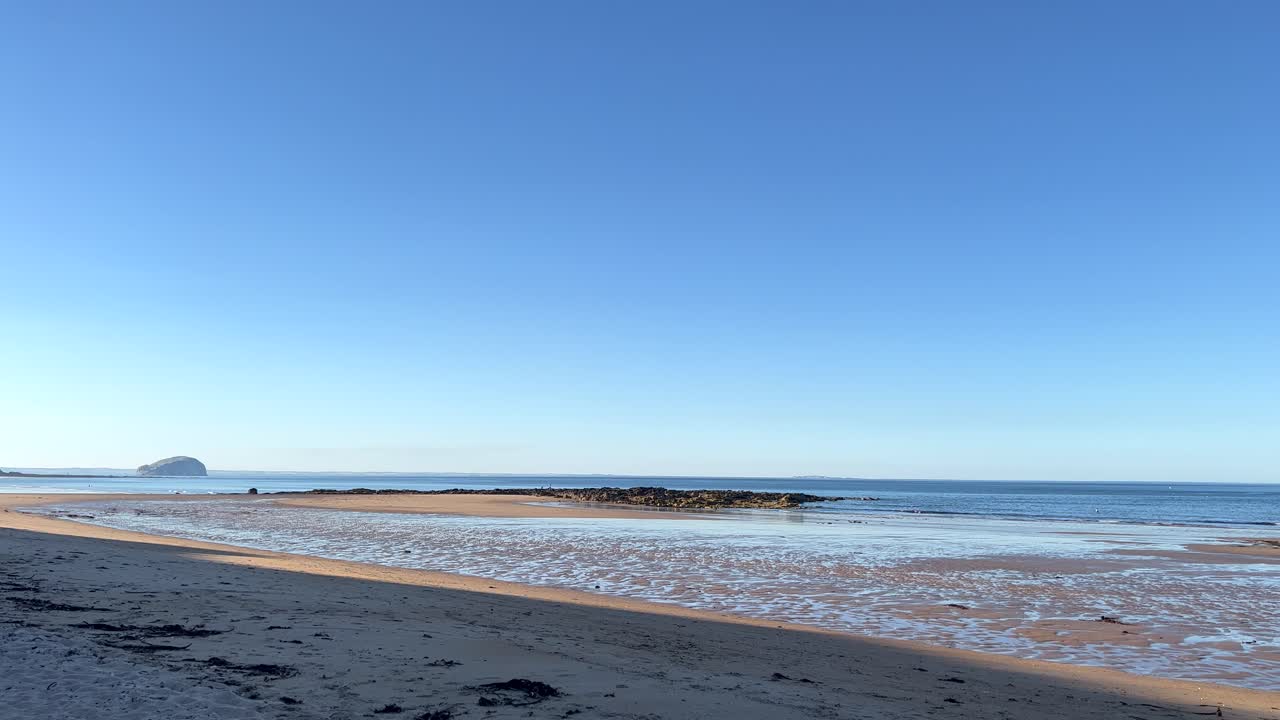 playa rocosa en el mar