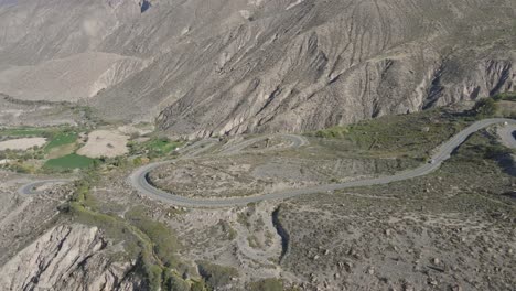 camino sinuoso con campos verdes y montañas del distrito de chuquibamba tomadas desde el aire