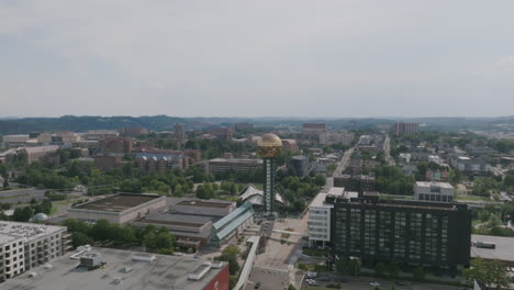 Imágenes-Aéreas-Que-Giran-Alrededor-De-La-Esfera-Solar-En-El-Centro-De-Knoxville,-Tn