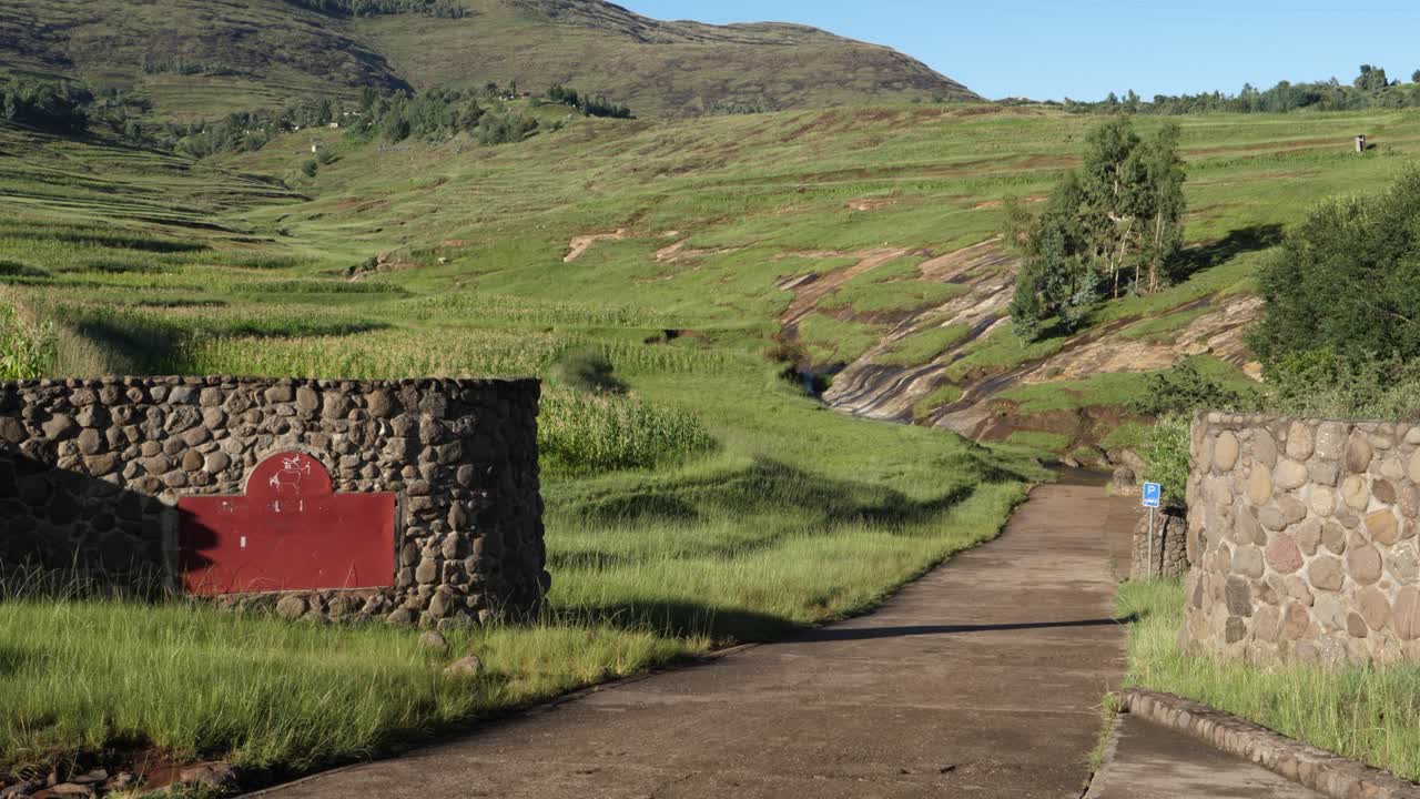el camino conduce a la cueva de liphofung en el norte de las montañas moteng de lesotho