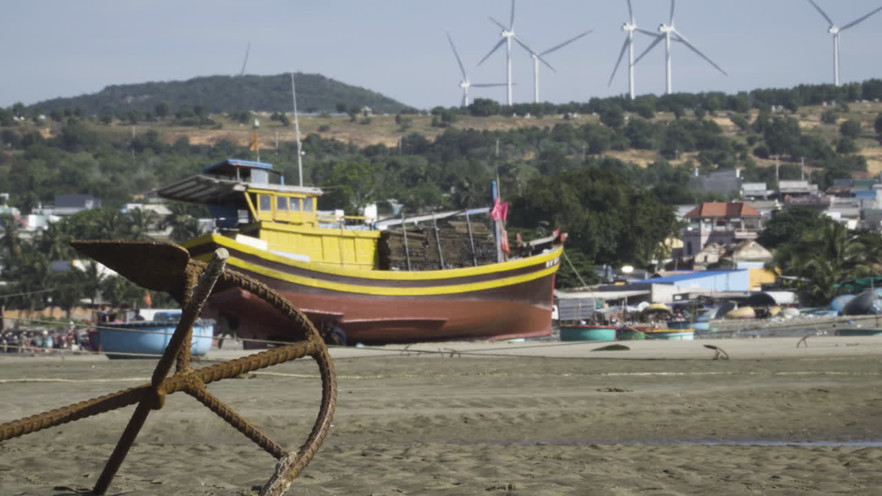 playa urbana en vietnam con turbinas de molino de viento en la colina en segundo plano.
