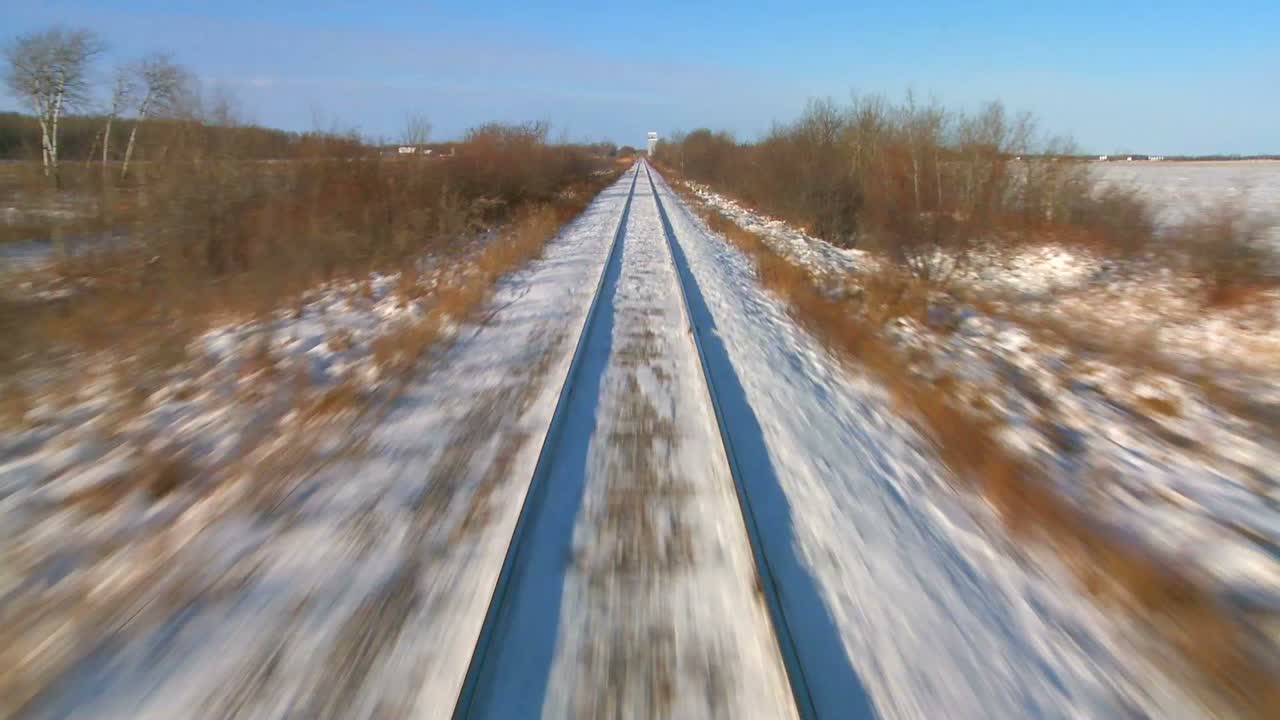 таймлапс pov из передней части поезда, проходящего через заснеженный пейзаж 2