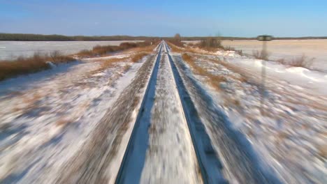 pov de lapso de tiempo desde la parte delantera de un tren que pasa por un paisaje nevado 2