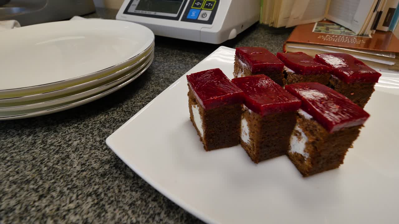 접시 에 있는 라즈베리 크림 케이크