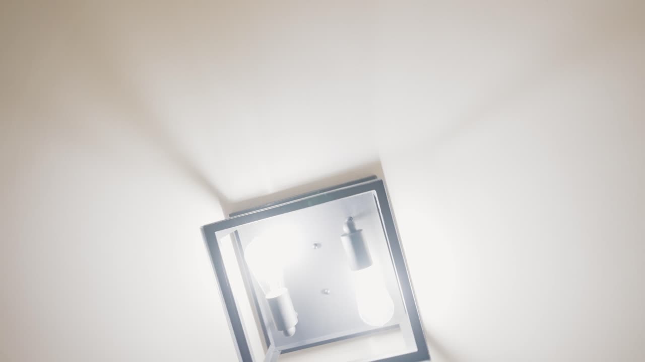 girando alrededor de una lámpara recién agregada a una casa