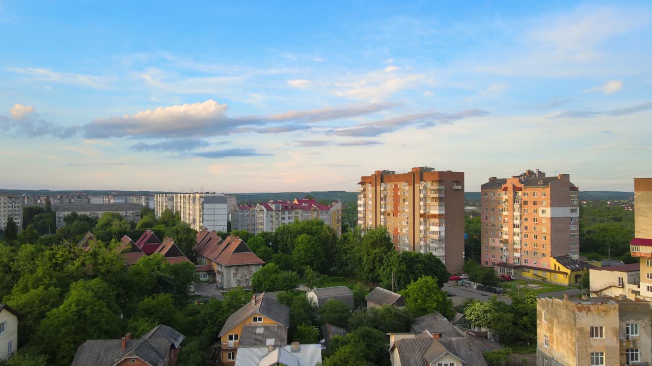 저녁에 도시 주거 지역의 고층 아파트 건물, 개인 주택 및 거리의 공중 전망