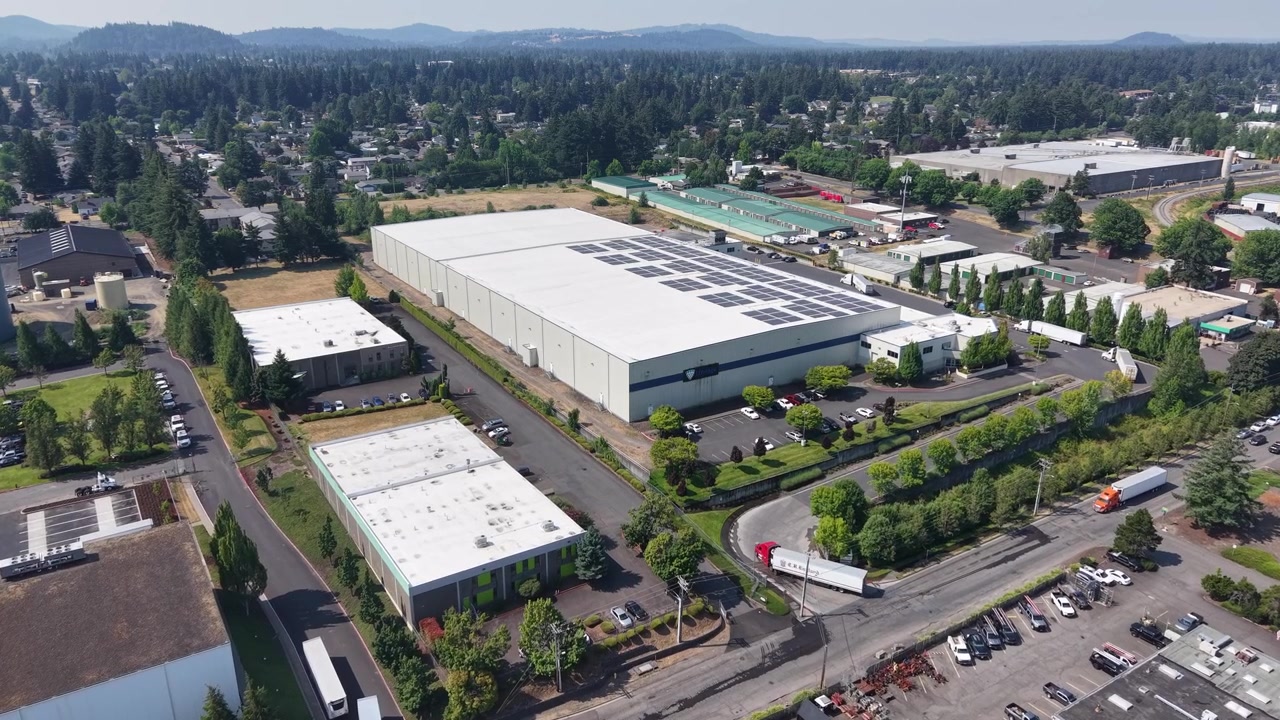 Vista drone di un moderno magazzino industriale con tetto solare a Gresham.