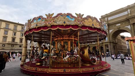 la gente disfrutando de un carrusel en florencia