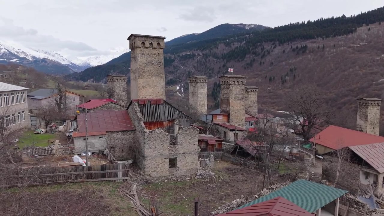 Mestia'nın ikonik ortaçağ Svan kulelerini, görkemli Kafkas Dağları ve kuzeybatı Gürcistan'ın nefes kesen manzarasıyla çevrili olarak gösteren havadan görüntüler