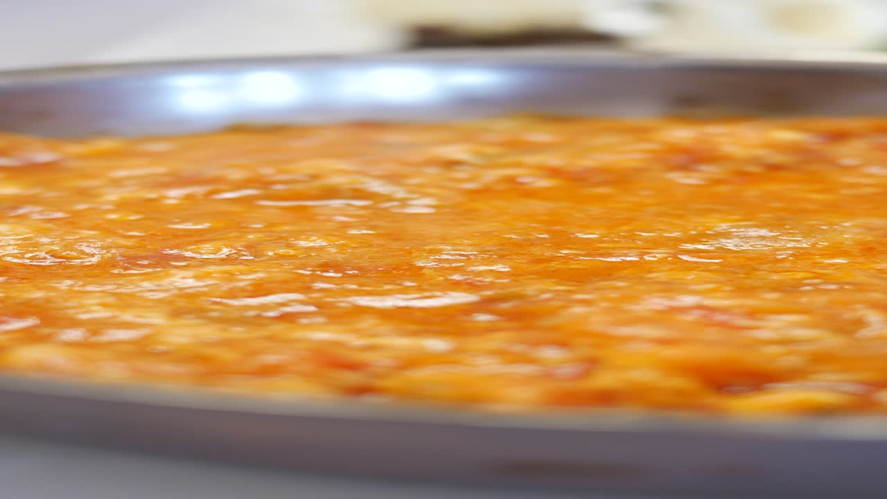 menemen turco - un delicioso plato de desayuno con huevos, tomates y pimientos verdes