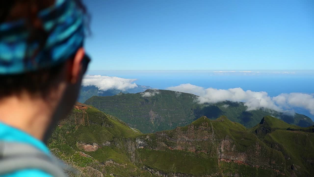 joven pelirroja disfruta de la vista panorámica desde la cima de la montaña en la isla de madeira