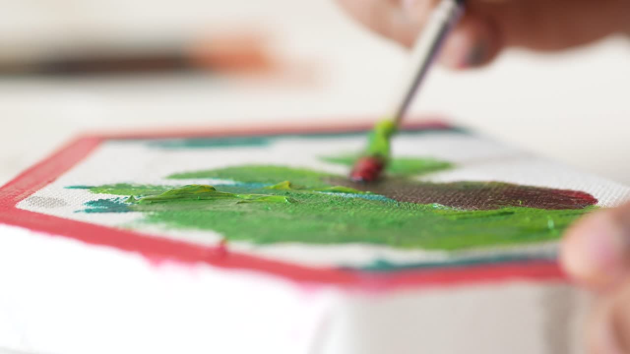 캔버스에 그림을 그리는 사람