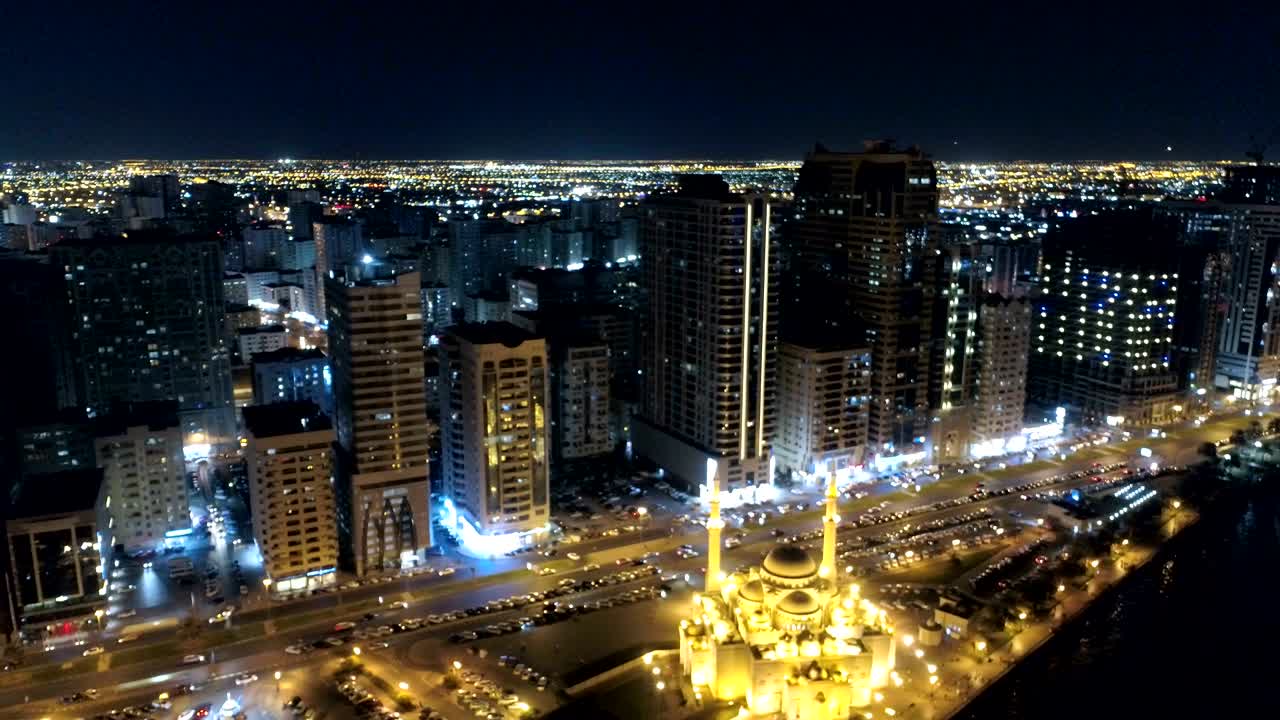 mezquita en el paseo marítimo de sharjah.