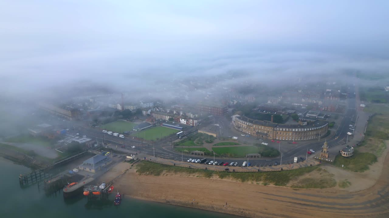 안개가 인 헤드랜드 (fleetwood, lancashire, uk) 의 느린 도