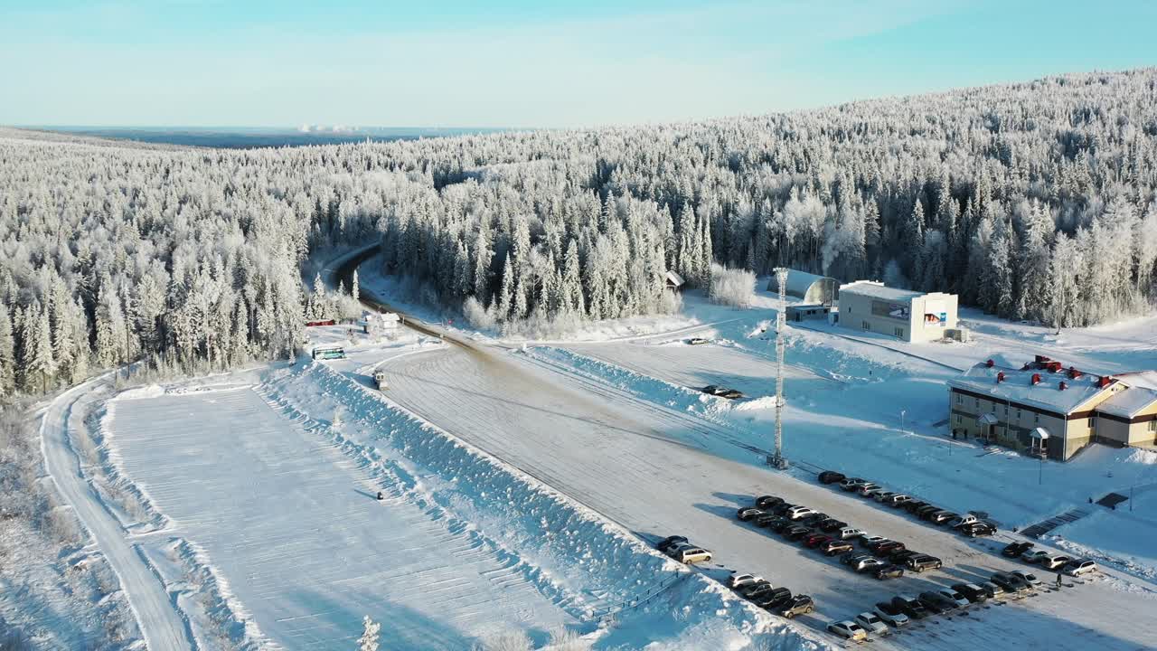 겨울 활동과 함께 눈 인 산길