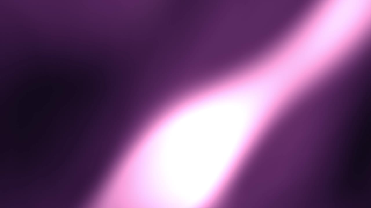 Una soffice luce viola increspa una superficie liquida scura con un movimento lento e organico.