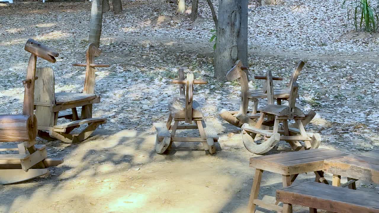 공원 에 있는 나무  에 있는 나무 로킹 말 들