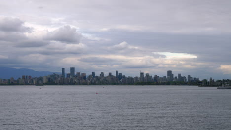 Océano-Tranquilo-Con-El-Horizonte-Del-Centro-Y-El-Puerto-De-Vancouver-Al-Fondo,-Vista-Desde-Burnaby,-BC,-Canadá-En-Un-Día-Nublado