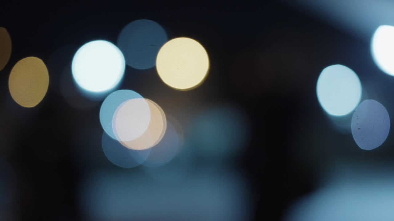 밤 풍경에서 아름다운 다채로운 보케 효과