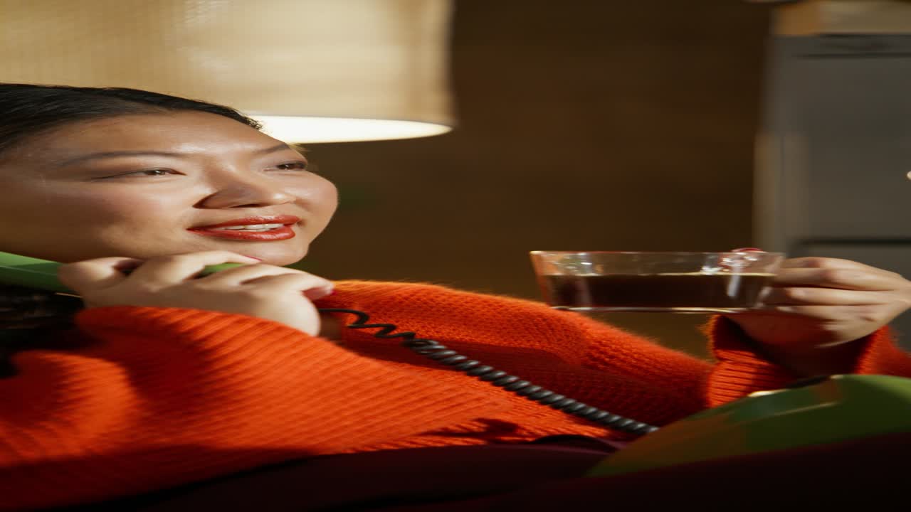 커피를 마시는 여자 전화통화