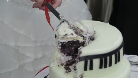 wedding cake cutting
