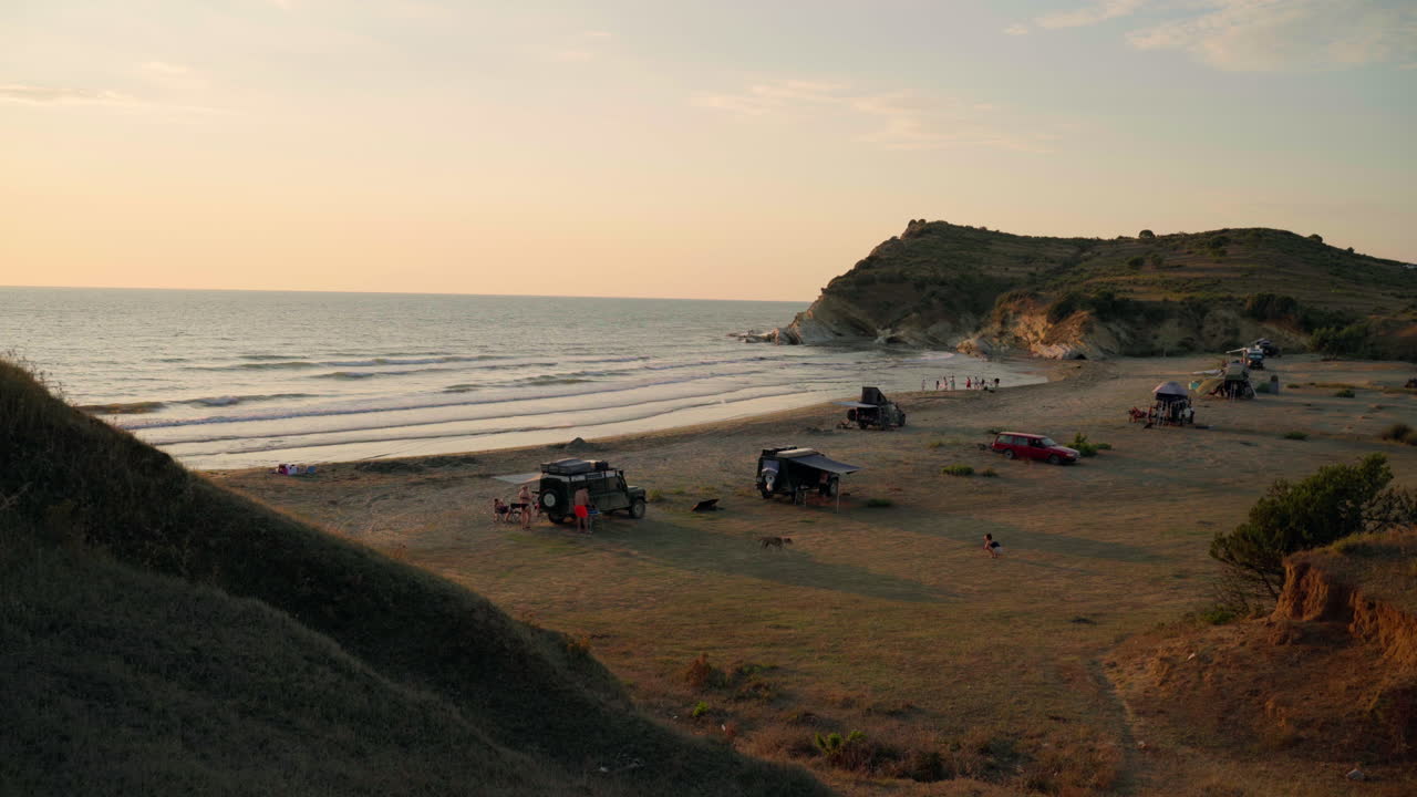 vehículos todoterreno estacionados en las dunas de arena del mar adriático