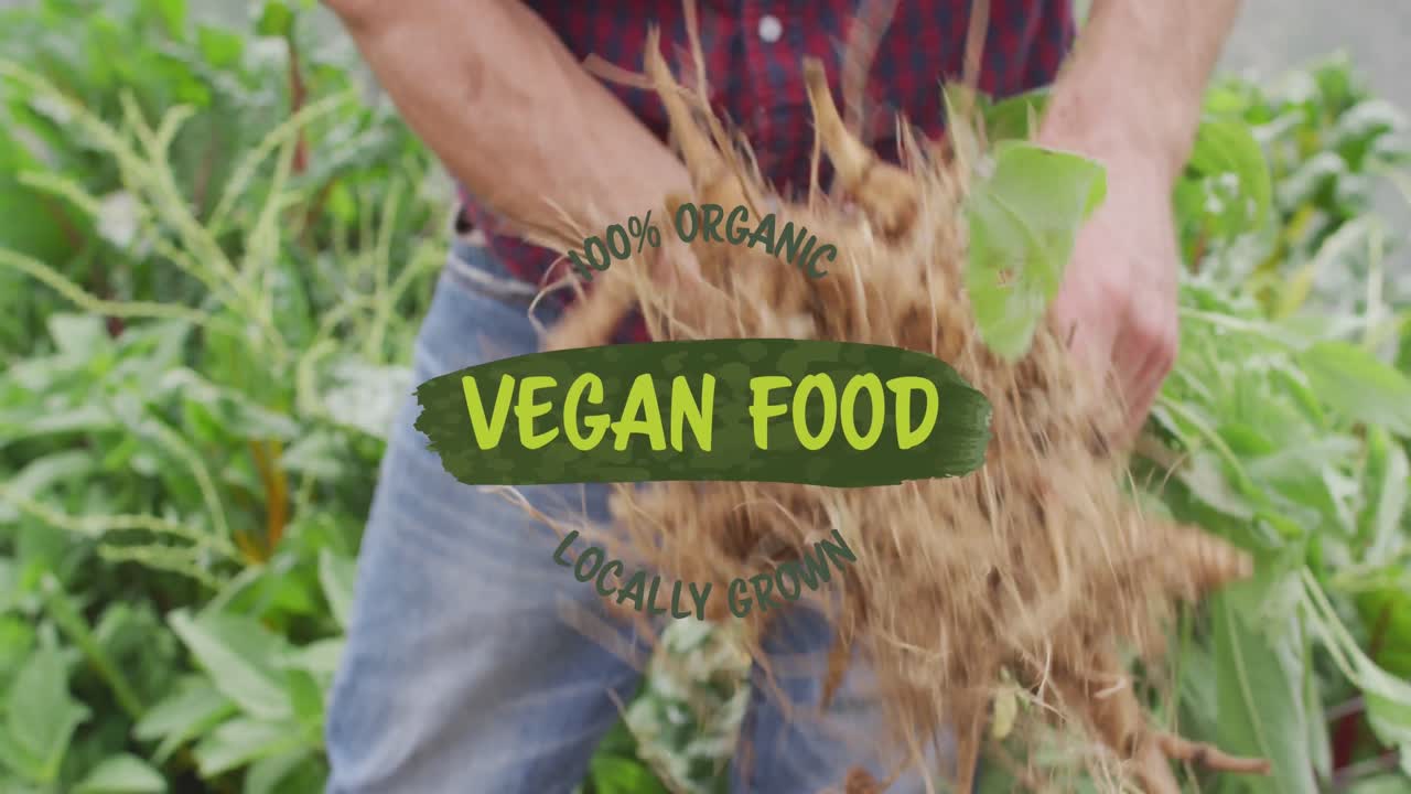 animación de un banner de texto de comida vegana sobre un agricultor caucásico en la granja