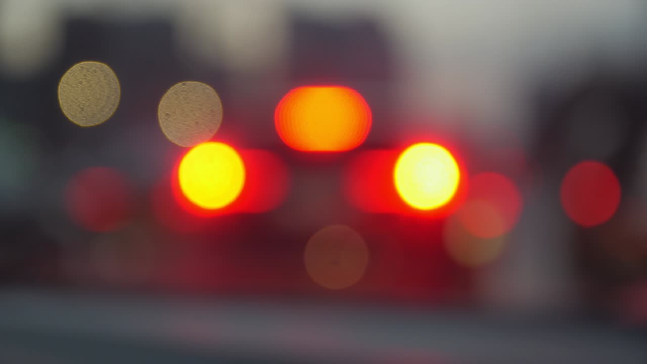 las luces de los coches de la noche borrosas