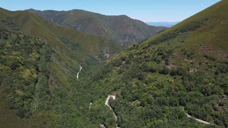 Volando-Hacia-Atrás-Sobre-Un-Camino-Solitario-En-Las-Montañas