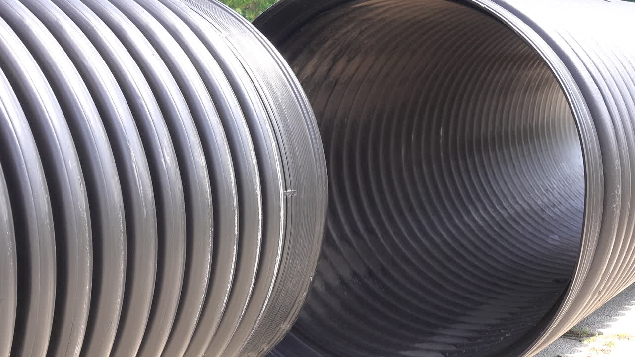 dos grandes tubos de drenaje se sientan uno al lado del otro