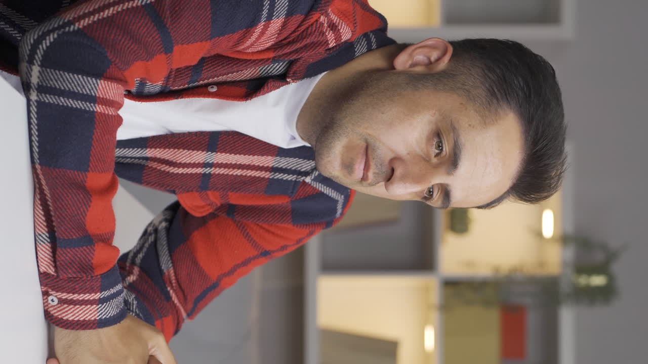 video vertical de anhelo por la familia, el hombre busca la reconciliación y ora.