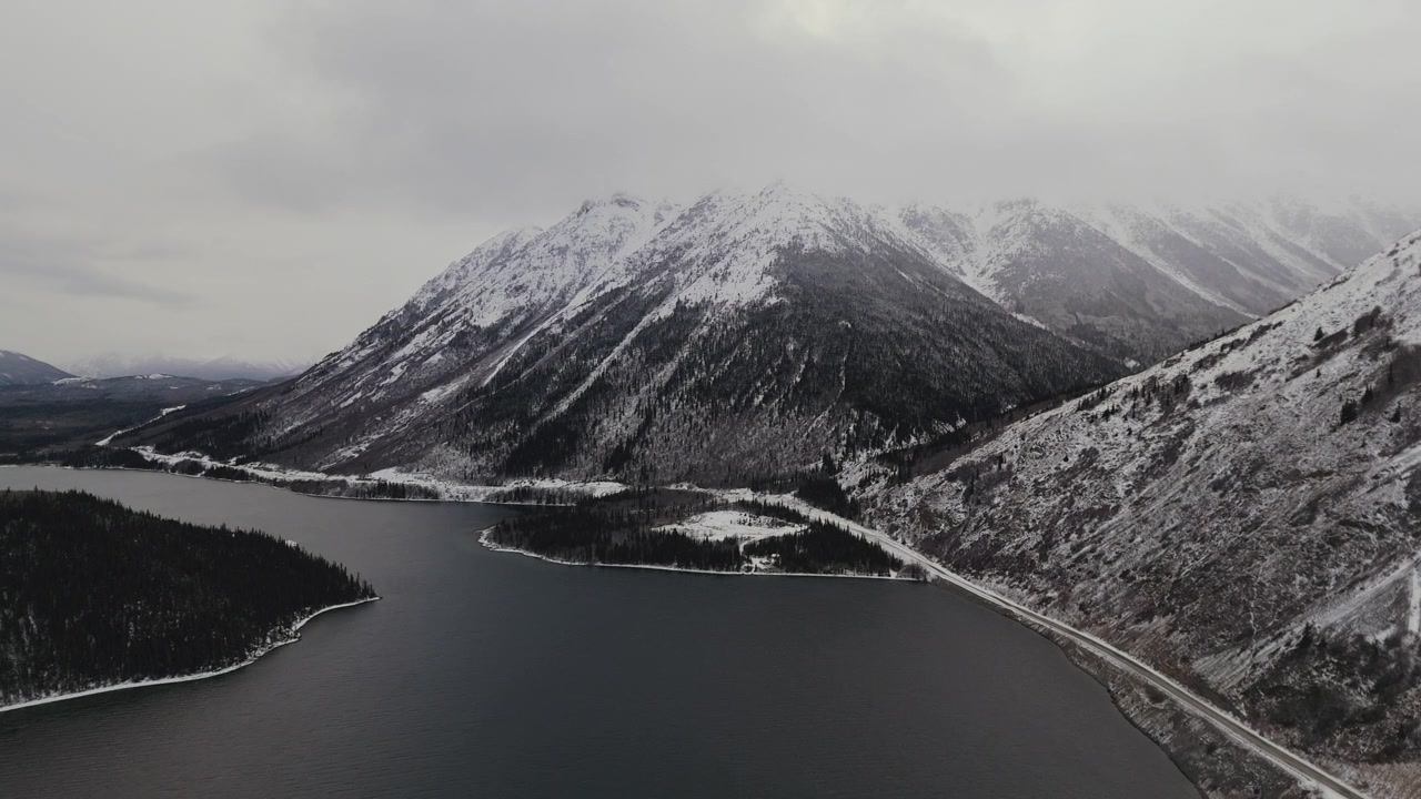 Nares-järvi vuorten ympäröimänä talvella Carcrossissa, Yukonissa, Kanadassa – ilmakuva.
