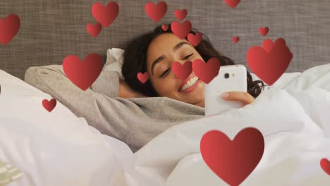 Frau-Liegt-Im-Bett-Und-Schreibt-4K-SMS