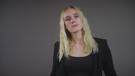 jeune femme d'affaires blonde sophistiquée