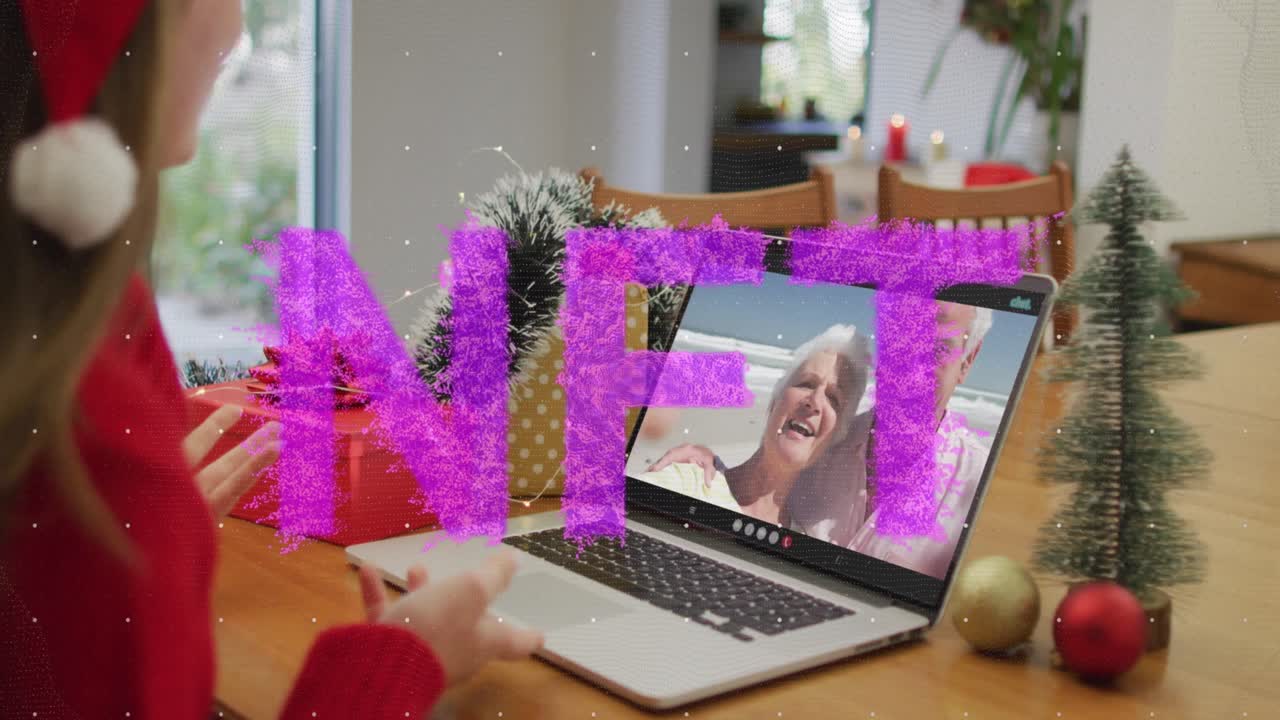 animación de texto nft sobre una pareja caucásica de alto nivel haciendo una videollamada por computadora portátil