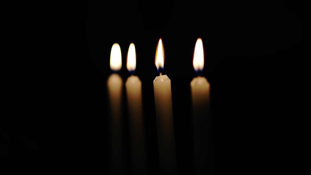 Candele accese su sfondo nero