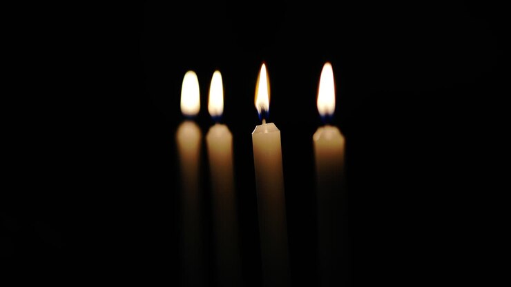brennende kerzen auf schwarzem hintergrund