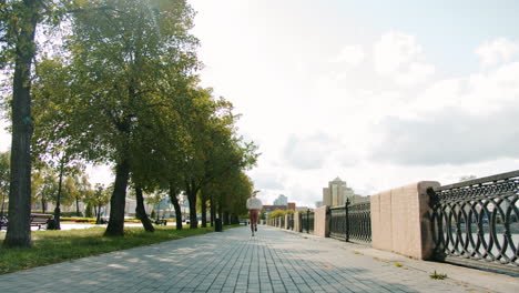 mujer corriendo en el parque de la ciudad