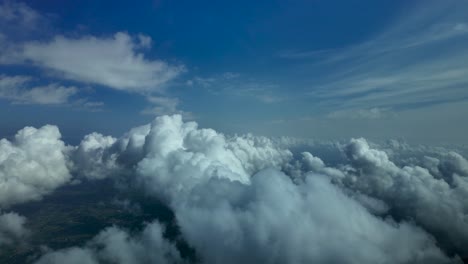 piloto inmersivo pov mientras vuela por encima de algunas nubes tormentosas