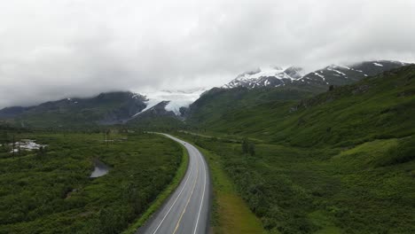 Straße,-Die-Zum-Wunderschönen-Gletscher-Führt