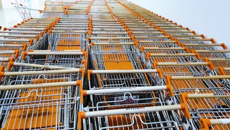 carritos de compras vacíos en la pila de línea en el centro comercial debido a covid